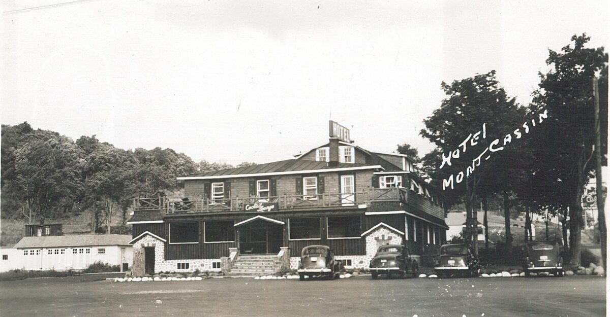 L'Hôtel Mont-Cassin, vers 1945, d'où on peut entrevoir le bâtiment du remonte-pente de la Côte à Beaulieu - Collection de Sheldon Segal
