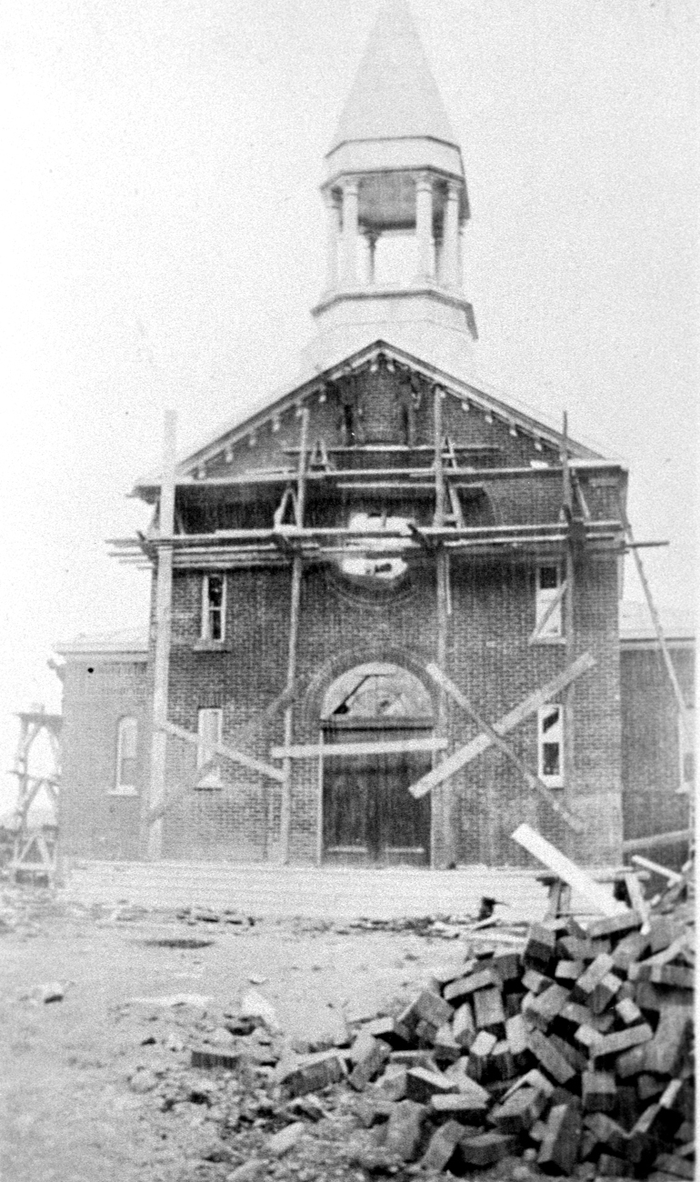 Construction de l'église Saint-François-Xavier en 1927 - Collection Gleason Théberge