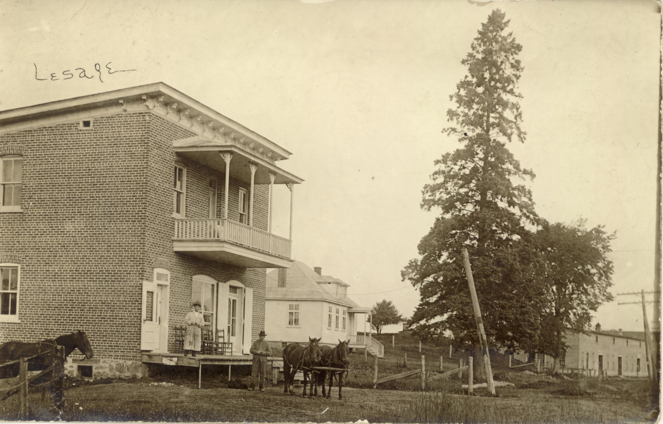 Maison E.A. Proulx et arrière-plan, l'école catholique de Lesage et la Shawbridge Lumber - Collection Guy Thibault