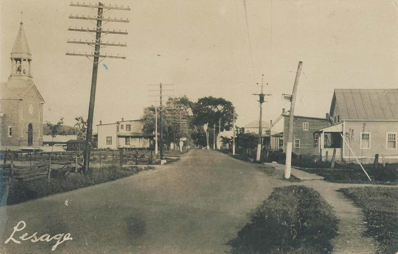 Rue Principale traversant le village de Lesage. À gauche, l'église Saint-François-Xavier et l'hôtel Lesage. - Collection Guy Thibault