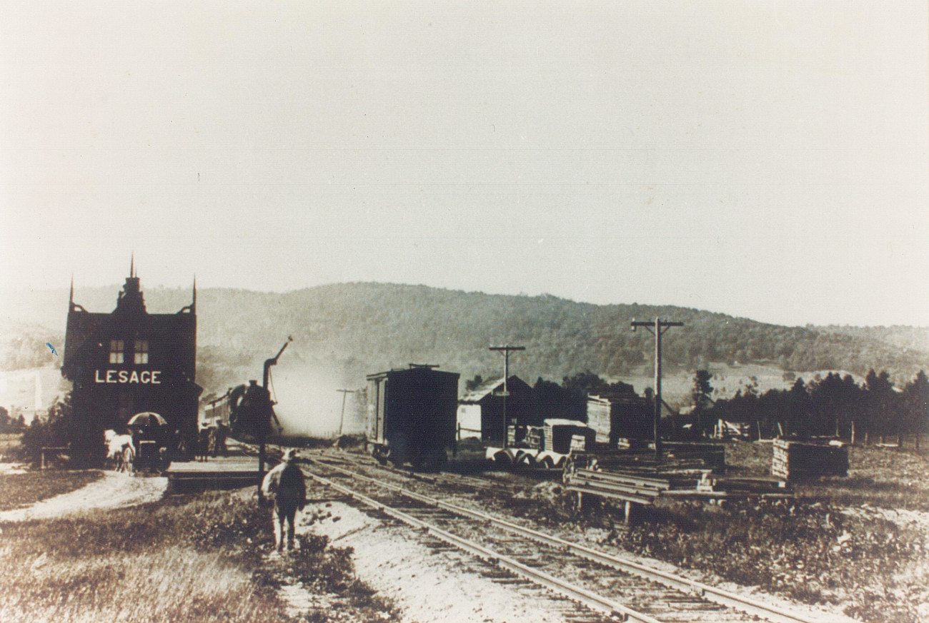 Gare de Lesage en 1919. L'homme en avant-plan est Euclide Lesage. - Collection Raymonde Lesage