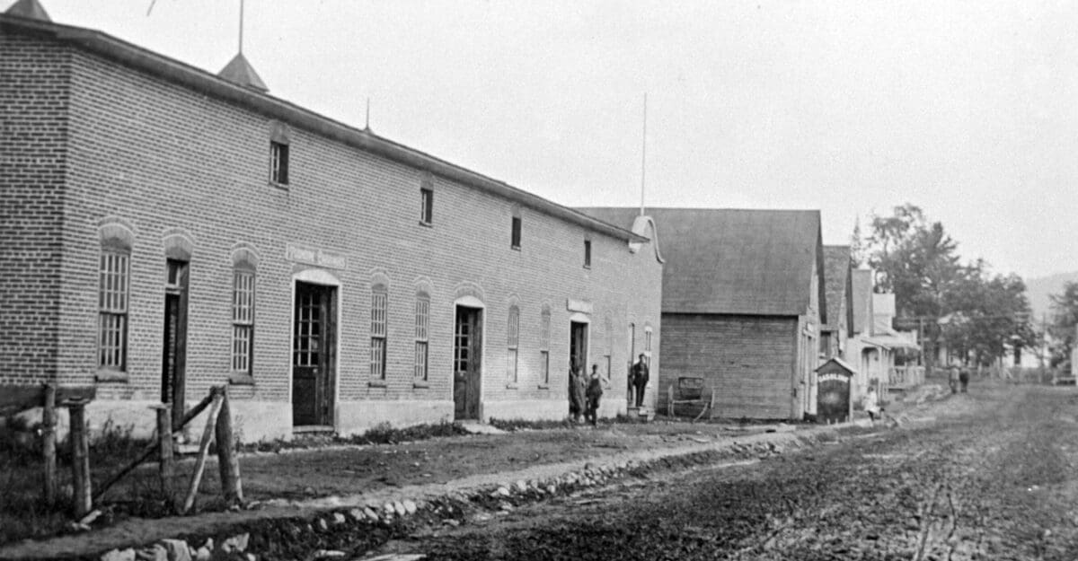 Manufacture de voitures Latour, puis Shawbridge Lumber, vers 1920 - Collection Gleason Théberge