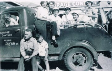 Émile Contant assis sur le marche-pied du camion, avec des membres des familles Contant, Brosseau, Marchand et Labelle - Collection Guy Thibault