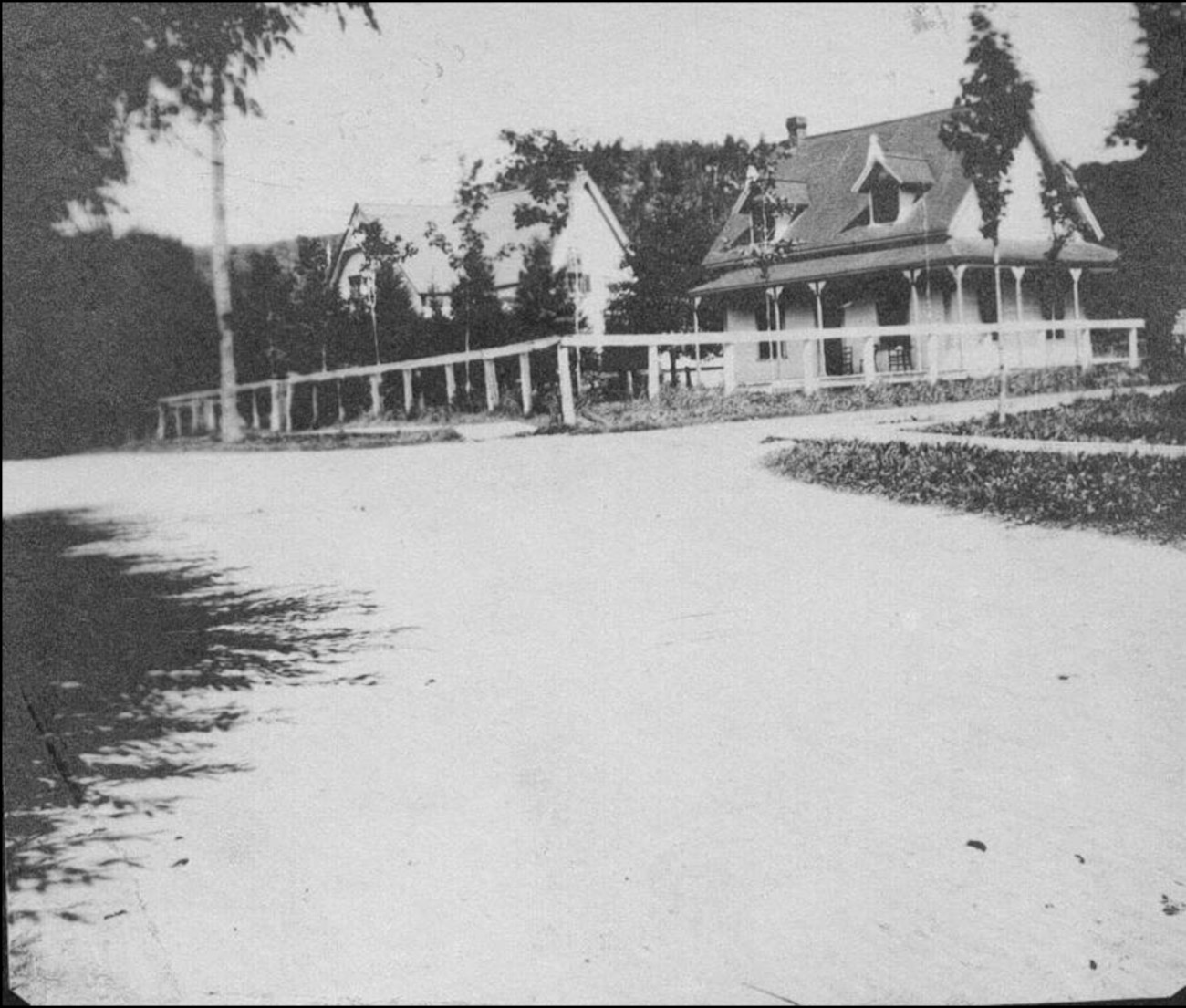 Maison McAllister située au coin de la rue de la Station et de la rue Principale - Collection Famille McAllister