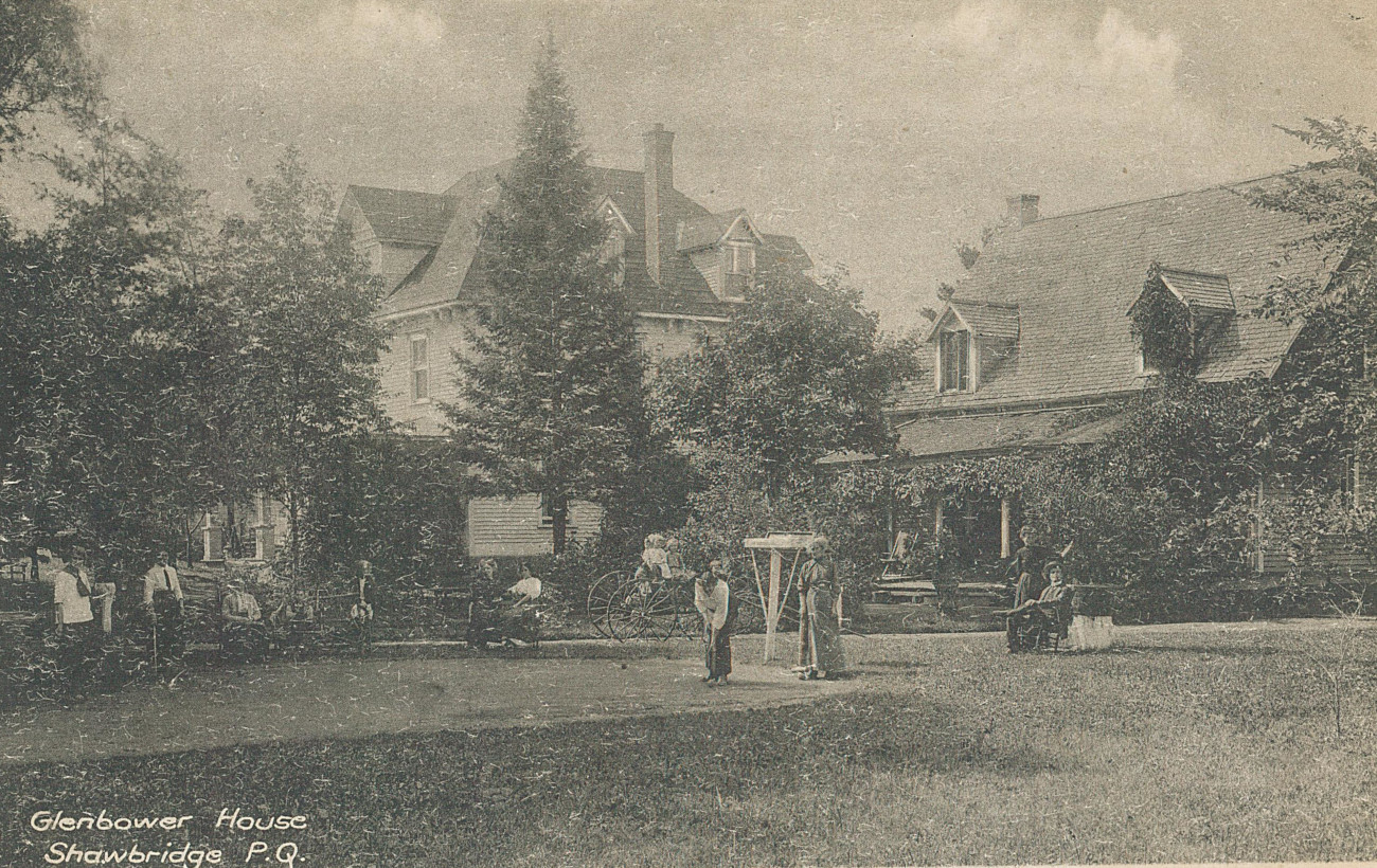 Maison aux 7 lucarnes à gauche et maison Glenbower à droite vers 1920 - Collection Sheldon Segal