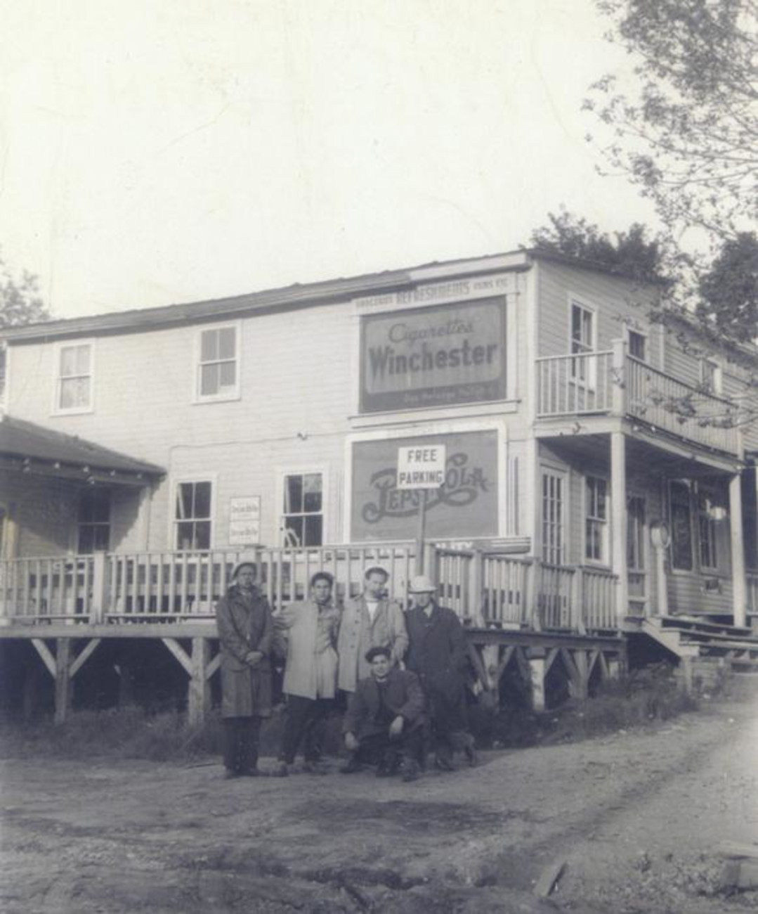 Devant le magasin général Bishinsky vers 1940 - Collection Canadian Jewish Heritage Network