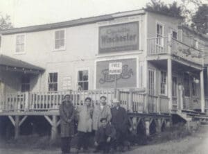 Devant le magasin général Bishinsky vers 1940 - Collection Canadian Jewish Heritage Network