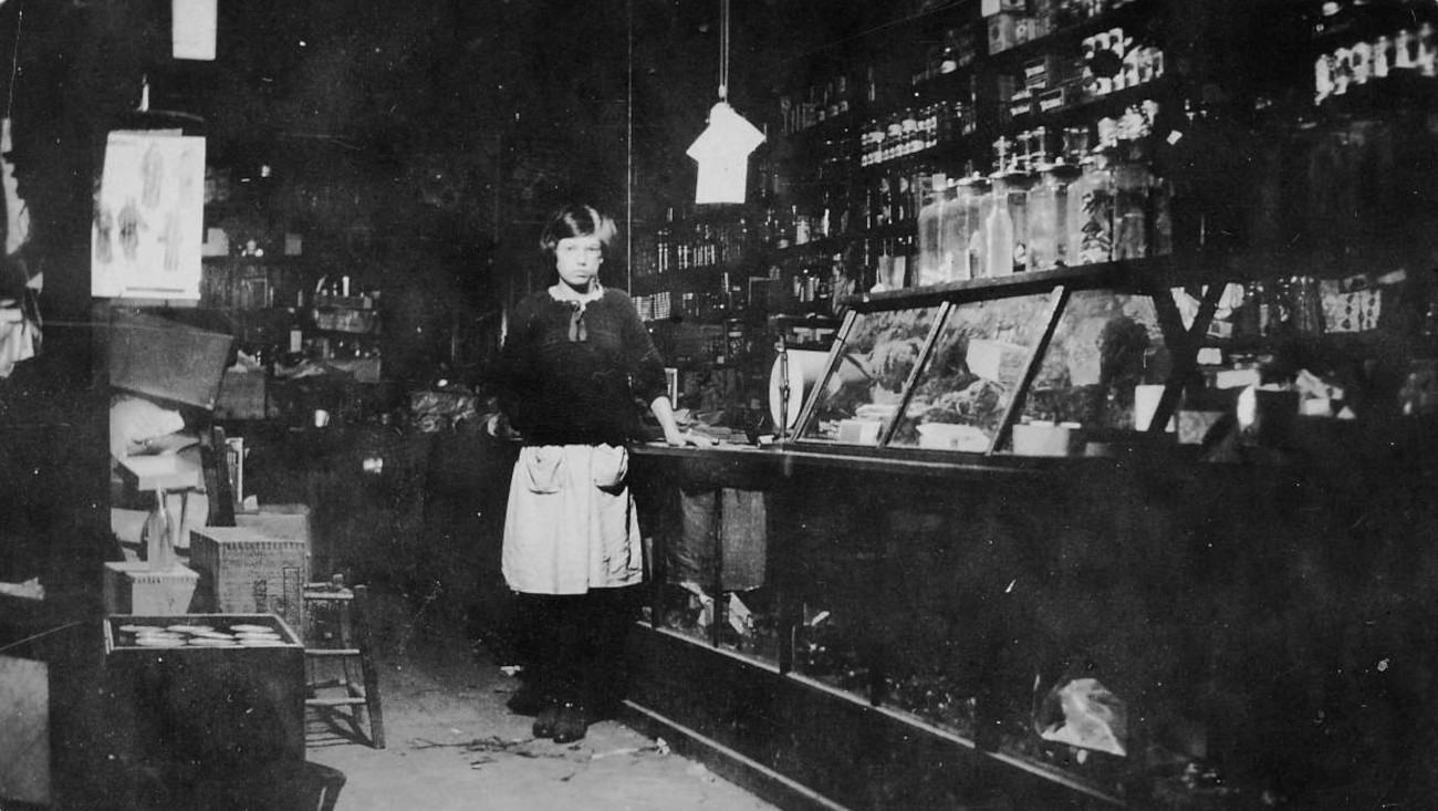 Gilberte Morin dans le magasin général Morin vers 1933 - Collection Famille Morin