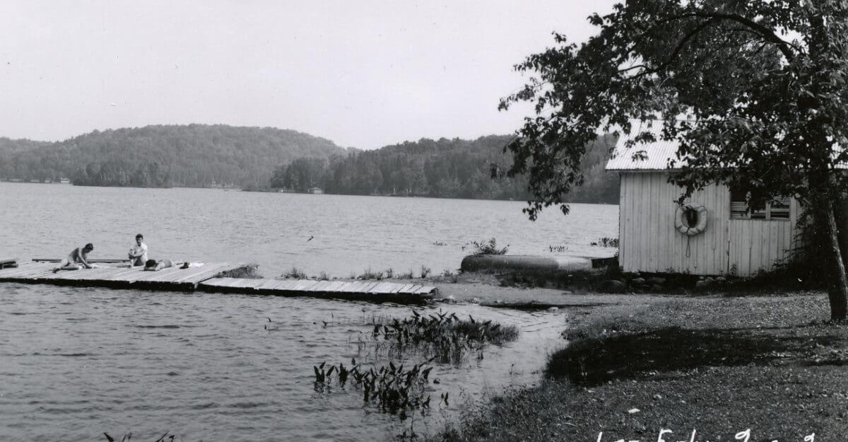 Boat House au lac Écho vers 1940. Il devait toujours y avoir une bouée de sauvetage accessible - Collection Guy Thibault - © Ludger Charpentier