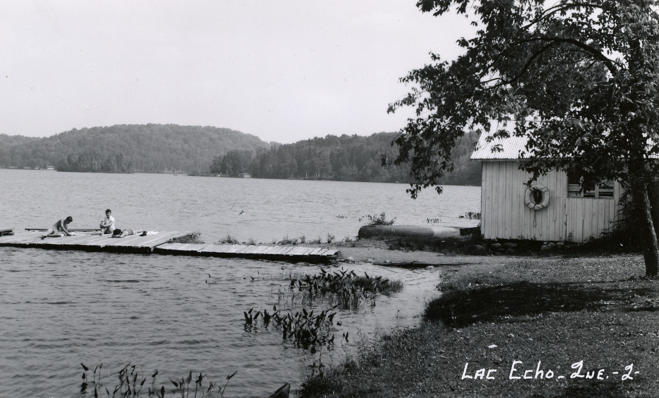 Boat House au lac Écho vers 1940. Il devait toujours y avoir une bouée de sauvetage accessible - Collection Guy Thibault - © Ludger Charpentier