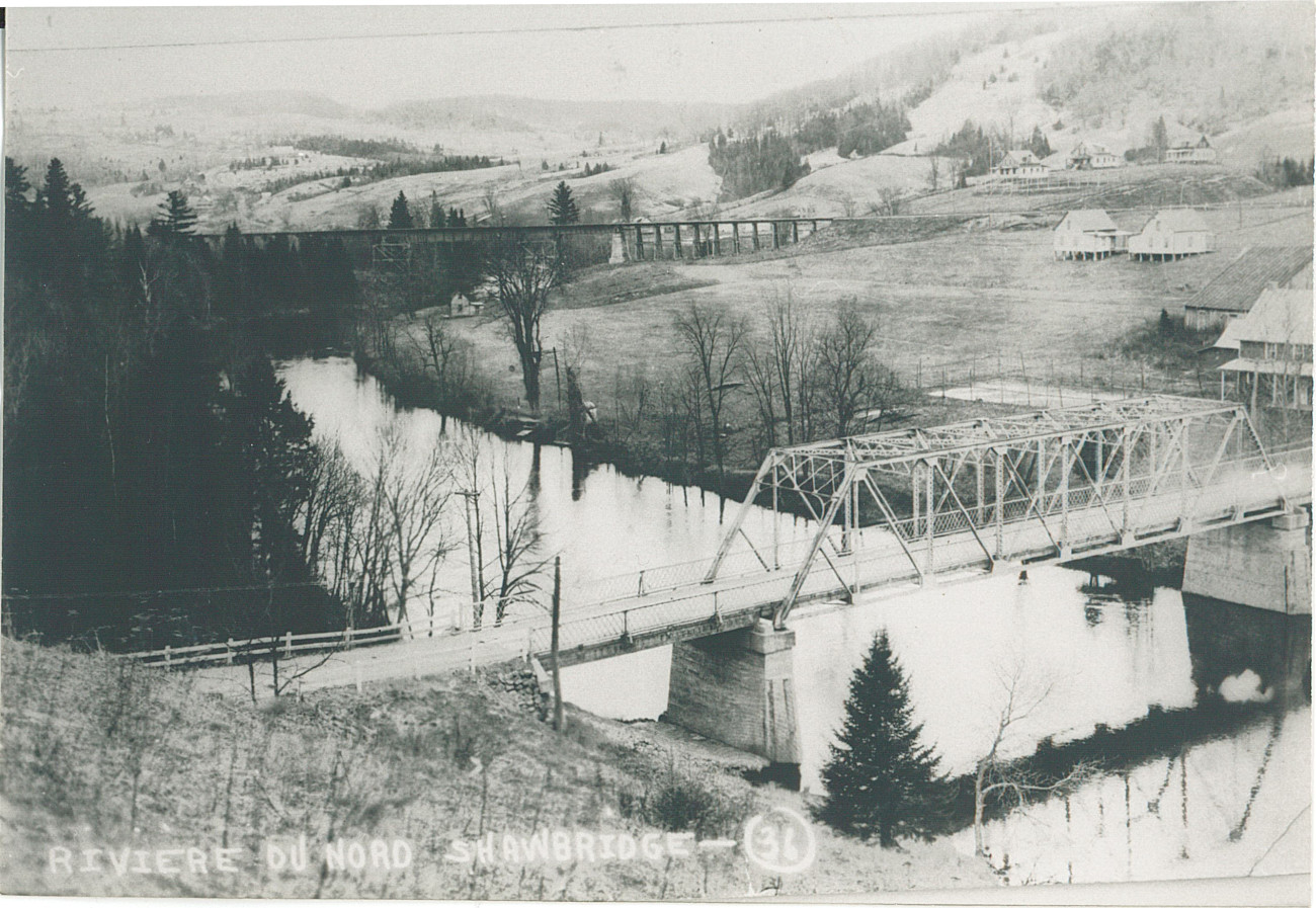 Pont Shaw en acier vers 1923 et en arrière-plan, le pont du Canadien National - Collection Aline Richer