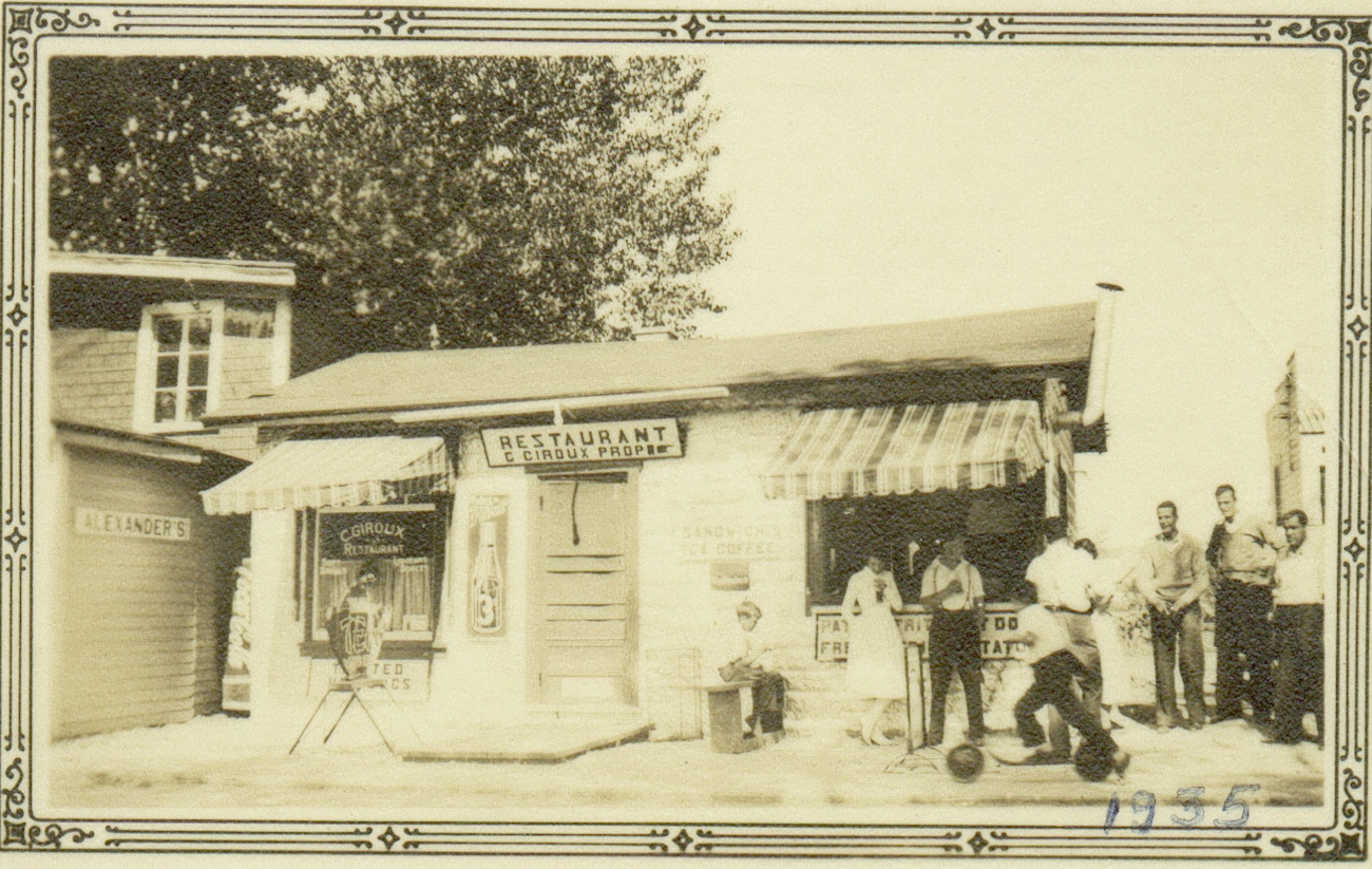 Restaurant chez Charles Giroux vers 1935 - Collection Famille Giroux Contant