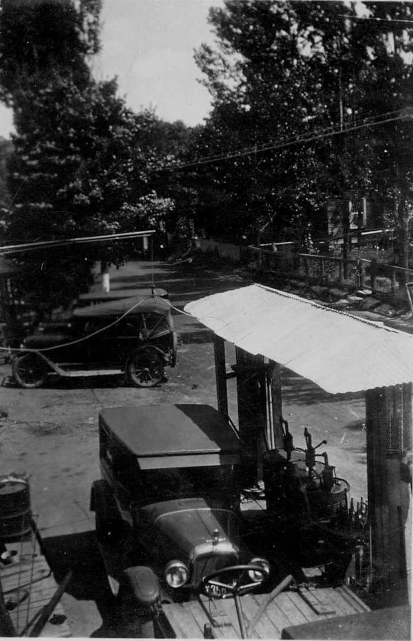 Pompes à essence du garage Morin vers 1930 - Collection Famille Morin