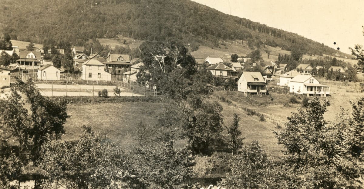 Maisons et chalets du Vieux-Prévost. À gauche, les terrains de tennis du Bridge House vers 1930 - Collection Guy Thibault