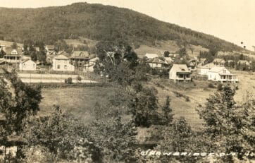 Maisons et chalets du Vieux-Prévost. À gauche, les terrains de tennis du Bridge House vers 1930 - Collection Guy Thibault