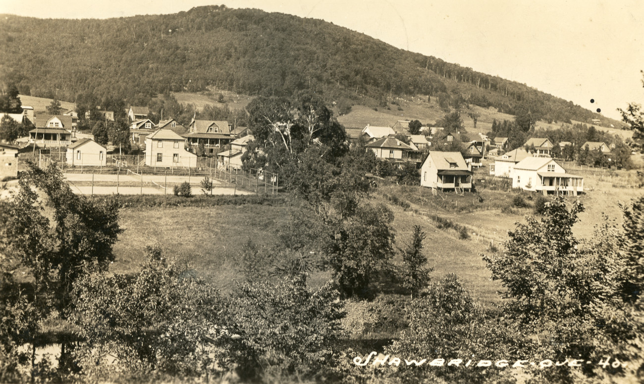 Maisons et chalets du Vieux-Prévost. À gauche, les terrains de tennis du Bridge House vers 1930 - Collection Guy Thibault