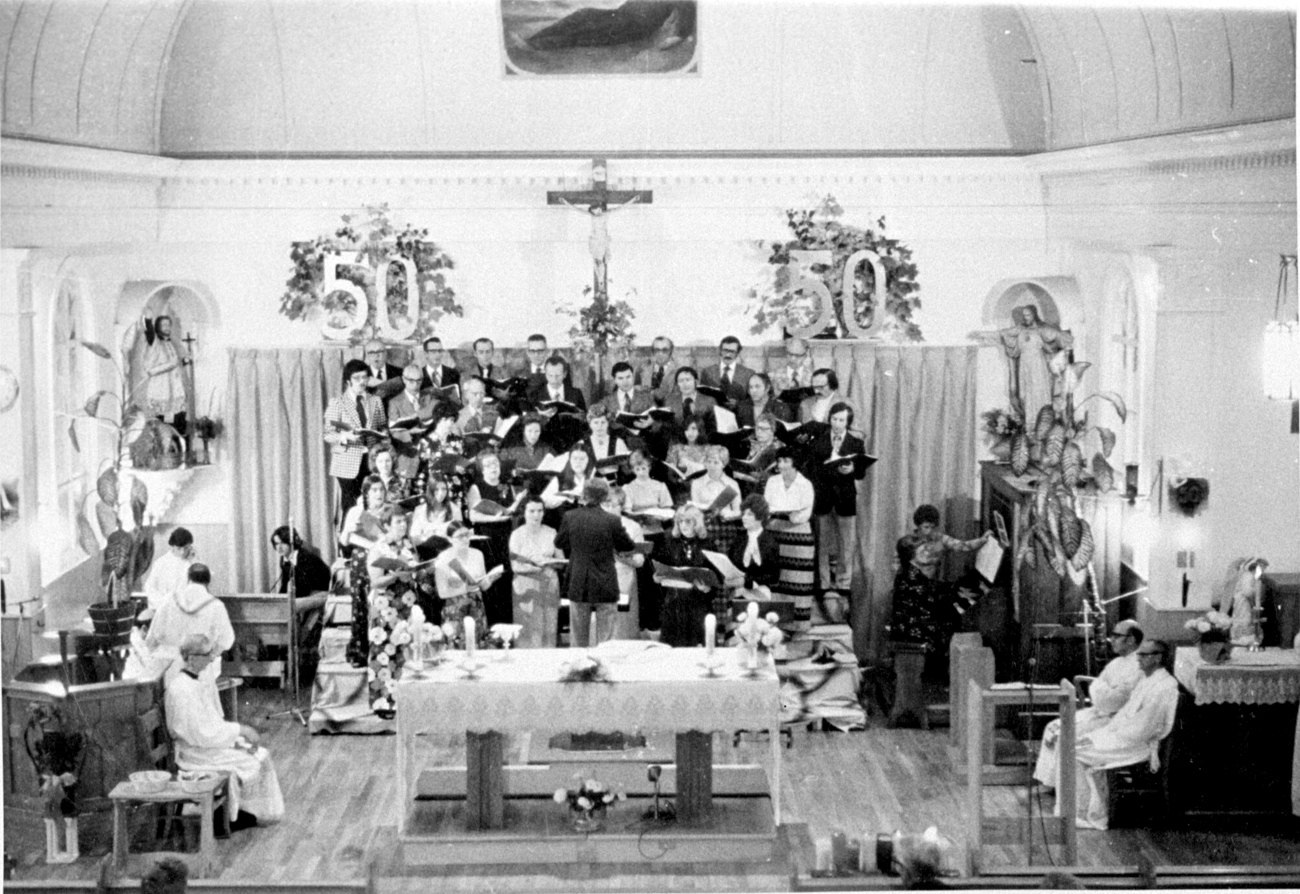 Choeur de l'Église Saint-François-Xavier - Collection du Conseil de la Fabrique dans le cadre d'une exposition organisée pour l'anniversaire de la paroisse Saint-François-Xavier en 1988