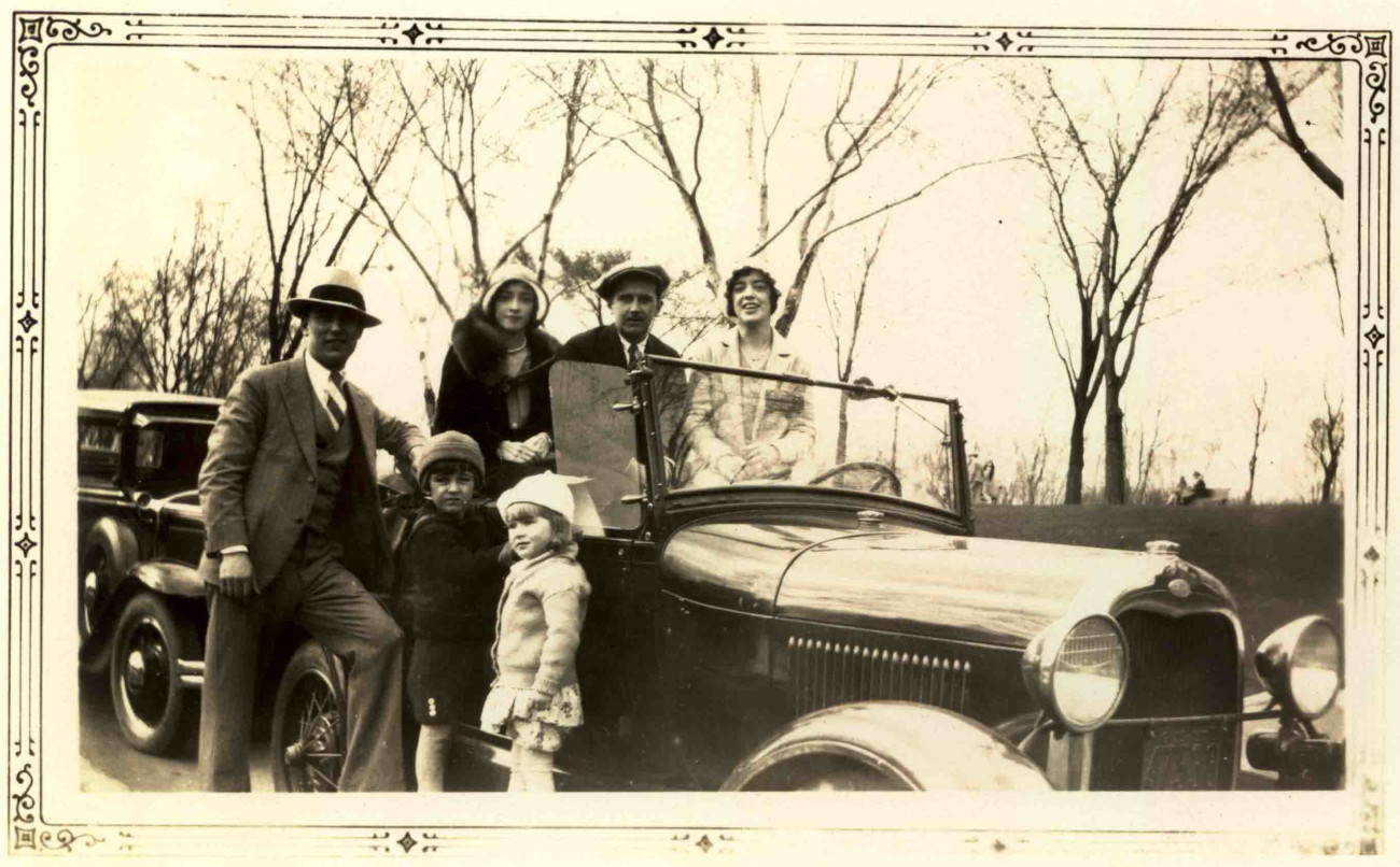 Famille Lecours et leur voiture Ford - Collection Famille Brosseau
