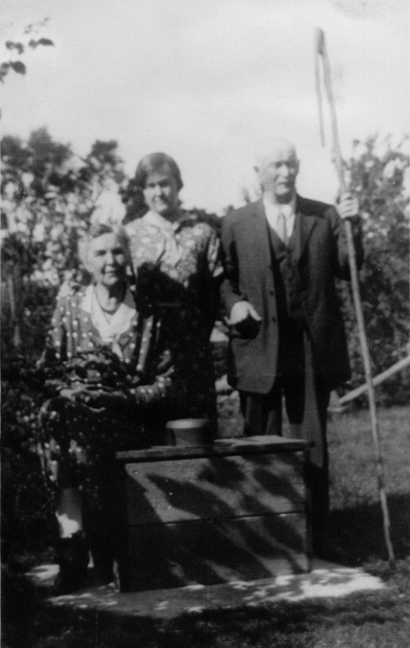 Rufus Cleary, sa conjointe et leur fille Marion qui étaient propriétaires du Strathcona Cottage en 1911 - Collection Françoise Desnoyers / Famille McAllister