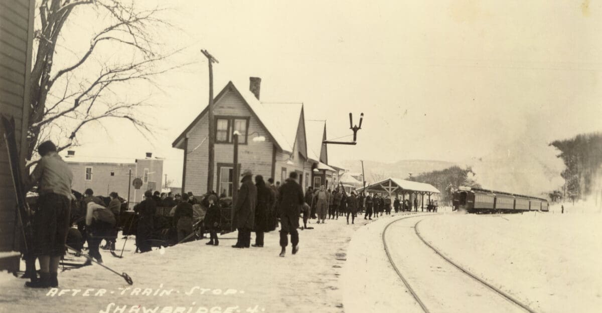 Arrivée des skieurs à la gare de Shawbridge vers 1935 - Collection Guy Thibault - © Ludger Charpentier