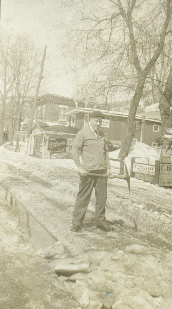 Devant le restaurant chez Charles Giroux sur la rue Principale - Collection Benoît Guérin