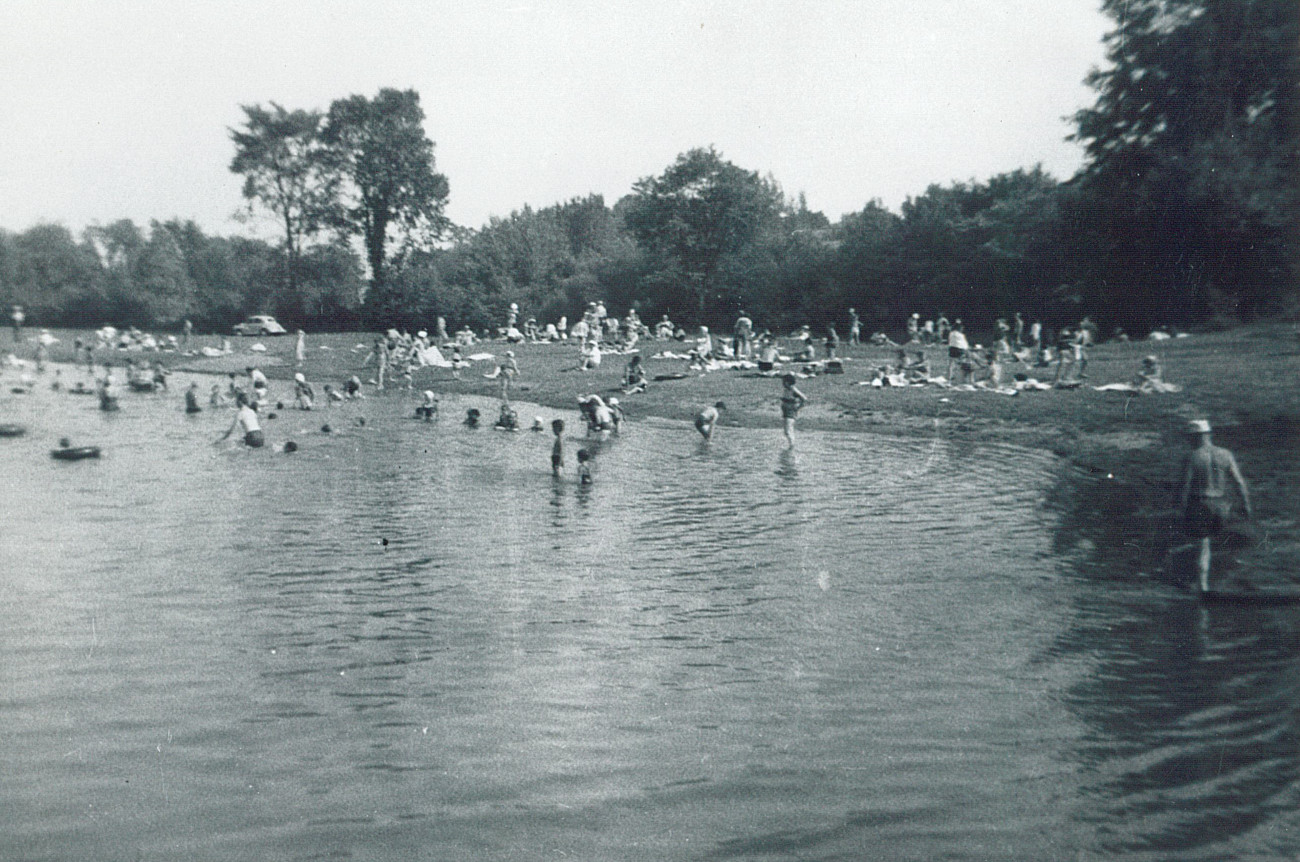 Baigneurs au lac articifiel Richer dans le secteur du Vieux-Prévost - Collection Famille Richer