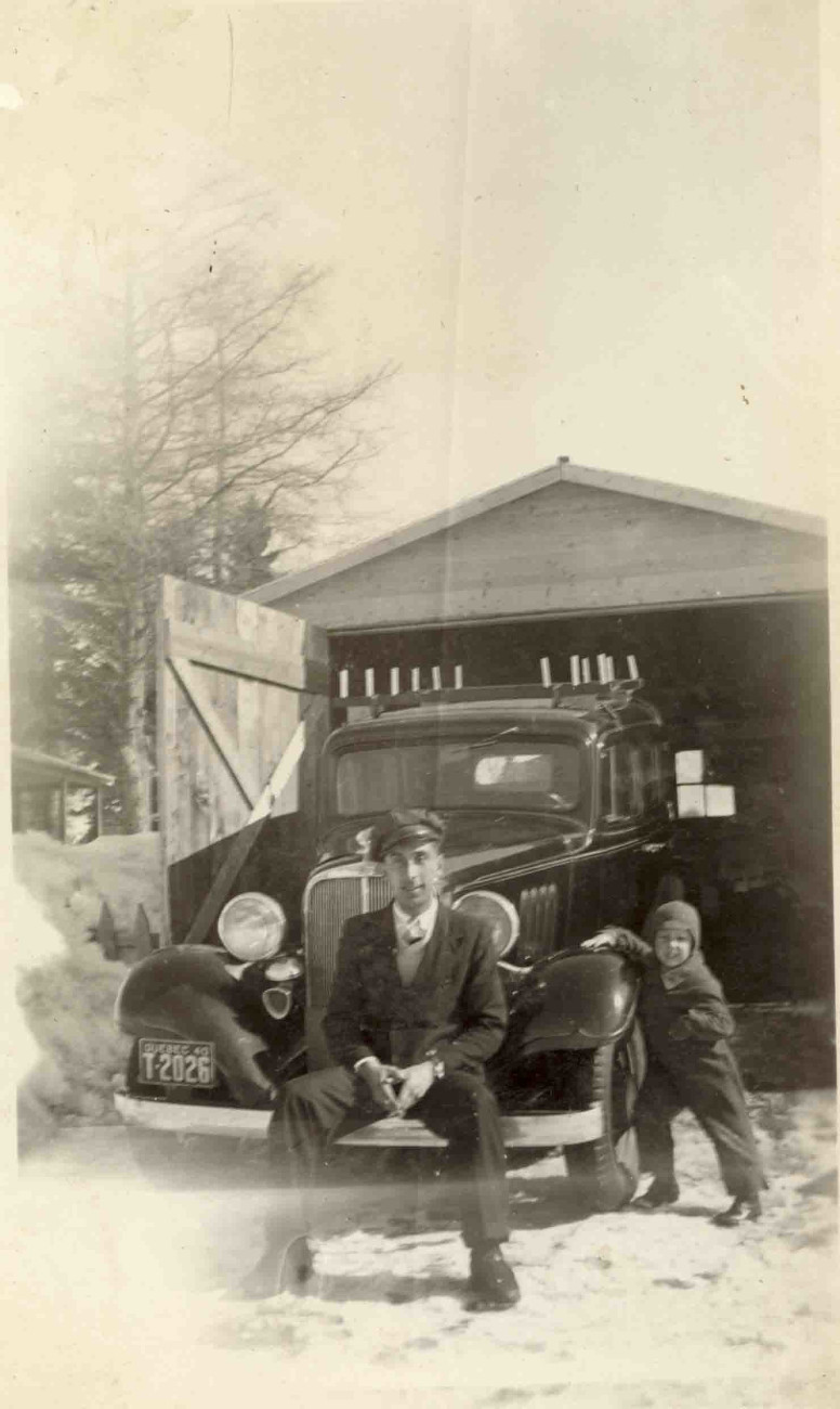 Adrien Charbonneau et son taxi, en 1940 - Collection Famille Brosseau