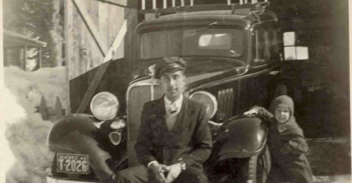 Adrien Charbonneau et son taxi, en 1940 - Collection Famille Brosseau