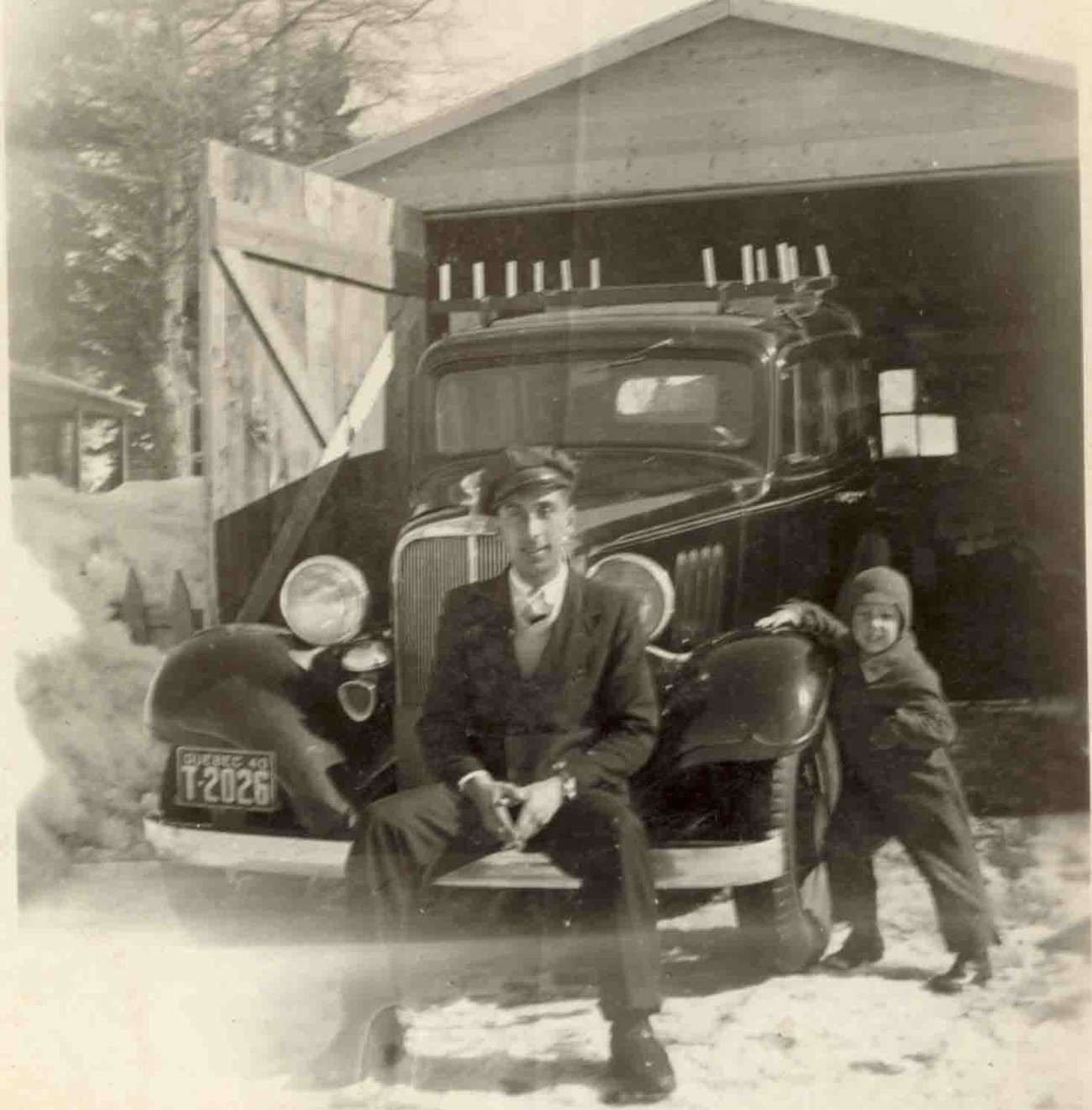 Adrien Charbonneau et son taxi, en 1940 - Collection Famille Brosseau