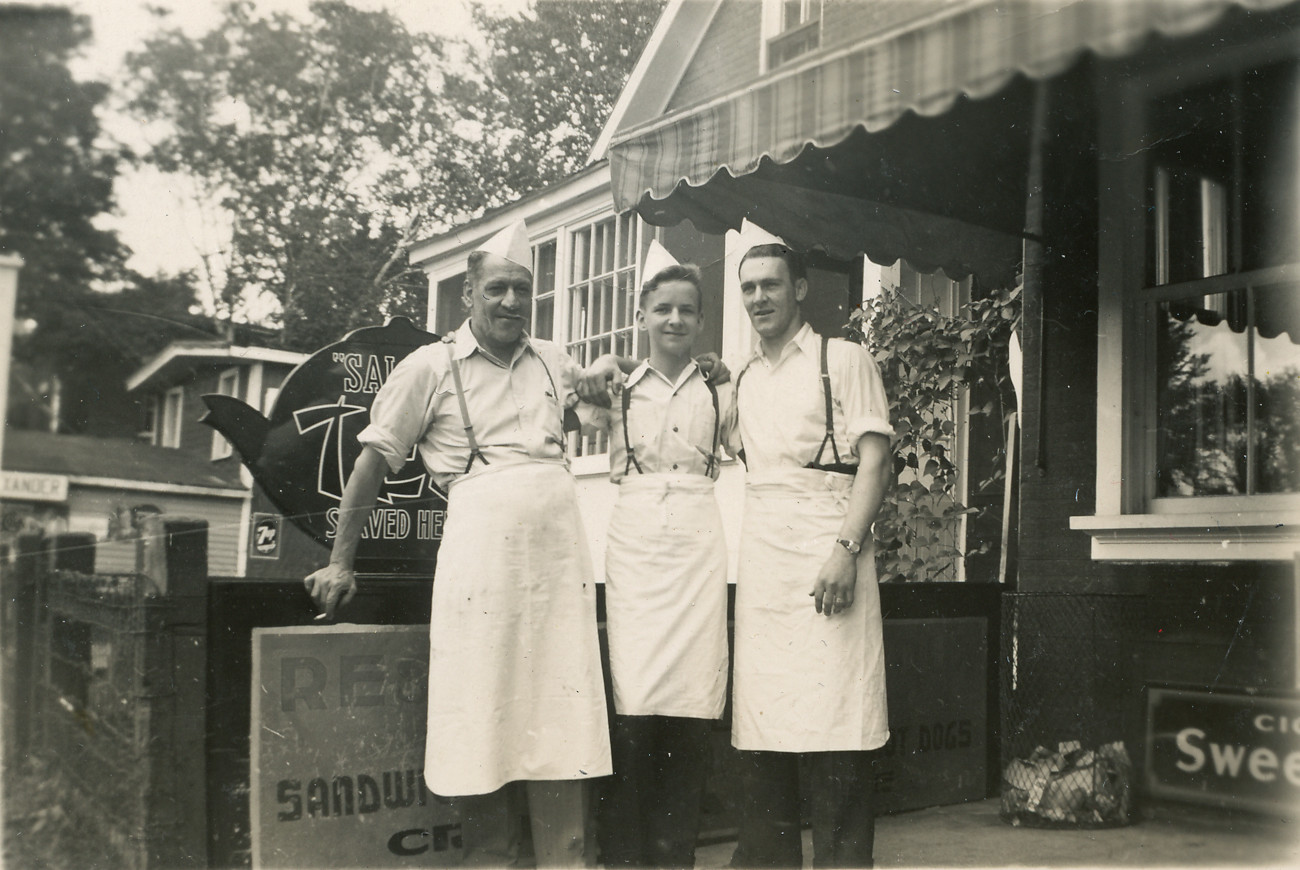 Devant le restaurant chez Charles Giroux en août 1943 - Collection Guy Thibault