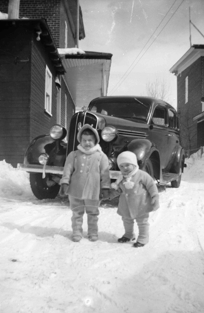 Enfants Brosseau devant la voiture familiale - Collection Famille Brosseau