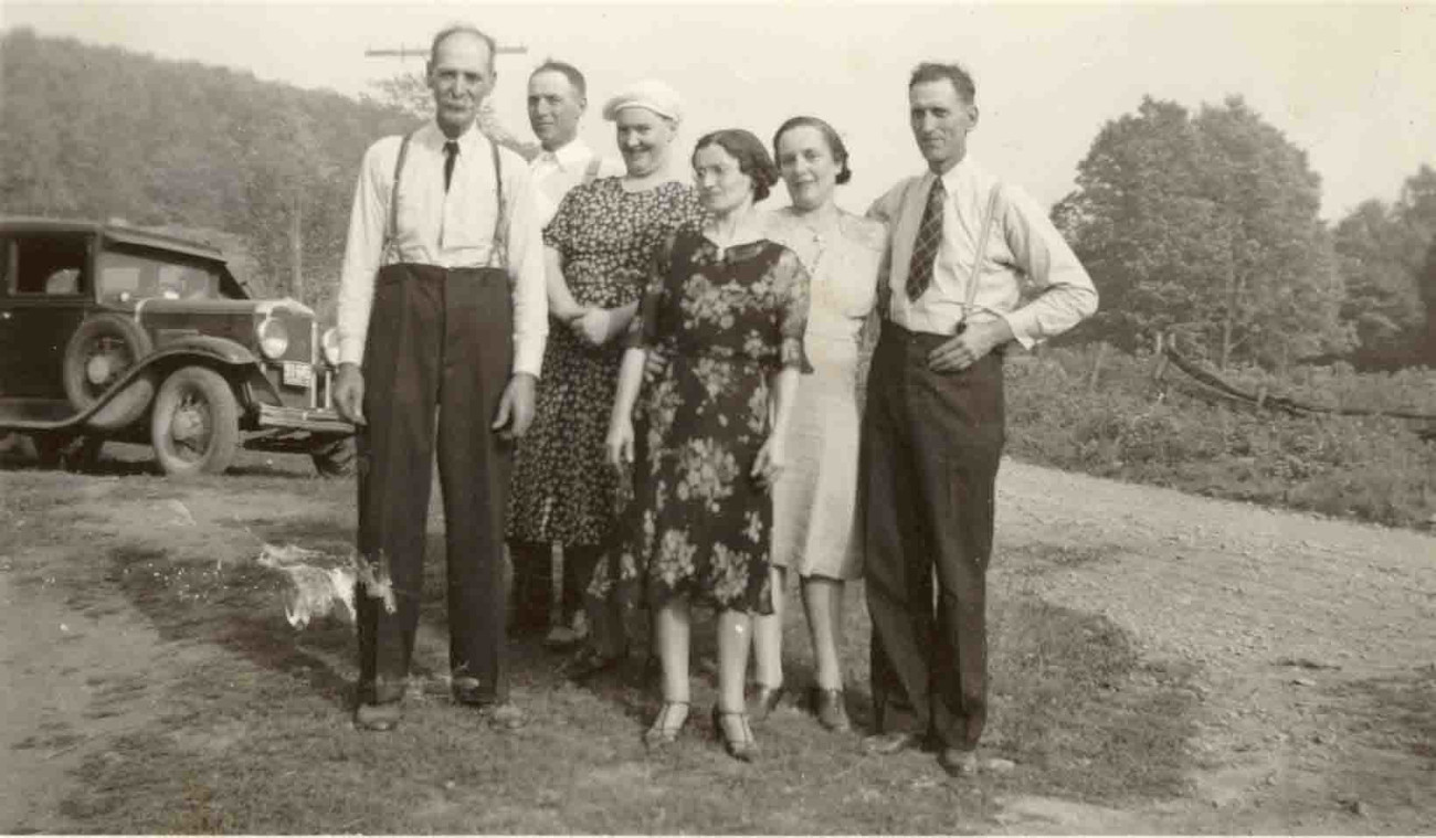 Polydor et Alice en visite chez Ferdinand Brosseau vers 1937. On y voit Ferdinand, son frère Polydor avec sa femme Alice Lecours, Alphonsine Brosseau (fille de Ferdinand), Délicia Lecours (femme d'Isaïe) et Isaïe Brosseau (fils de Ferdinand) - Collection Famille Brosseau