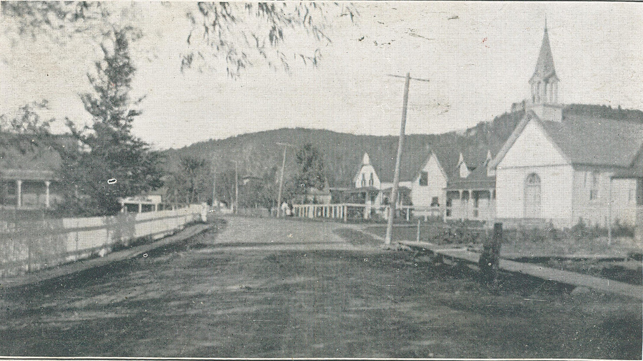 Rue Principale de Shawbridge avant 1907. À droite, l'église unie et la maison Andrew McAllister - Collection de Guy Thibault