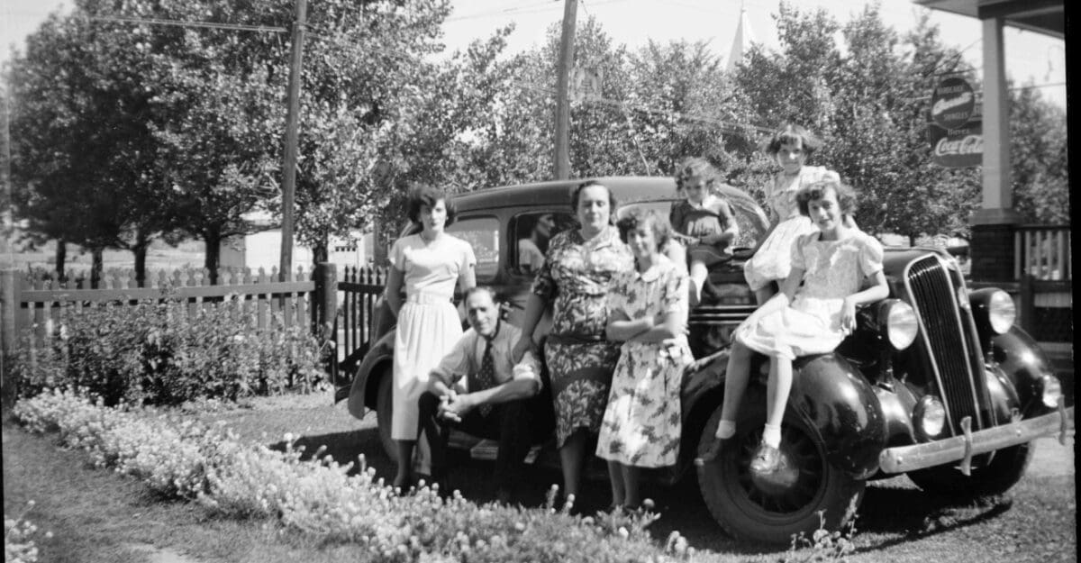 Famille Brosseau devant la voiture familiale en 1945 - Collection Famille Brosseau