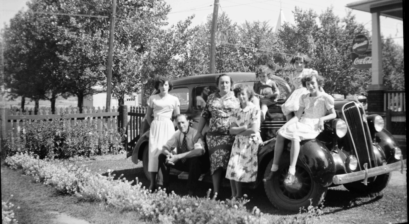 Famille Brosseau devant la voiture familiale en 1945 - Collection Famille Brosseau