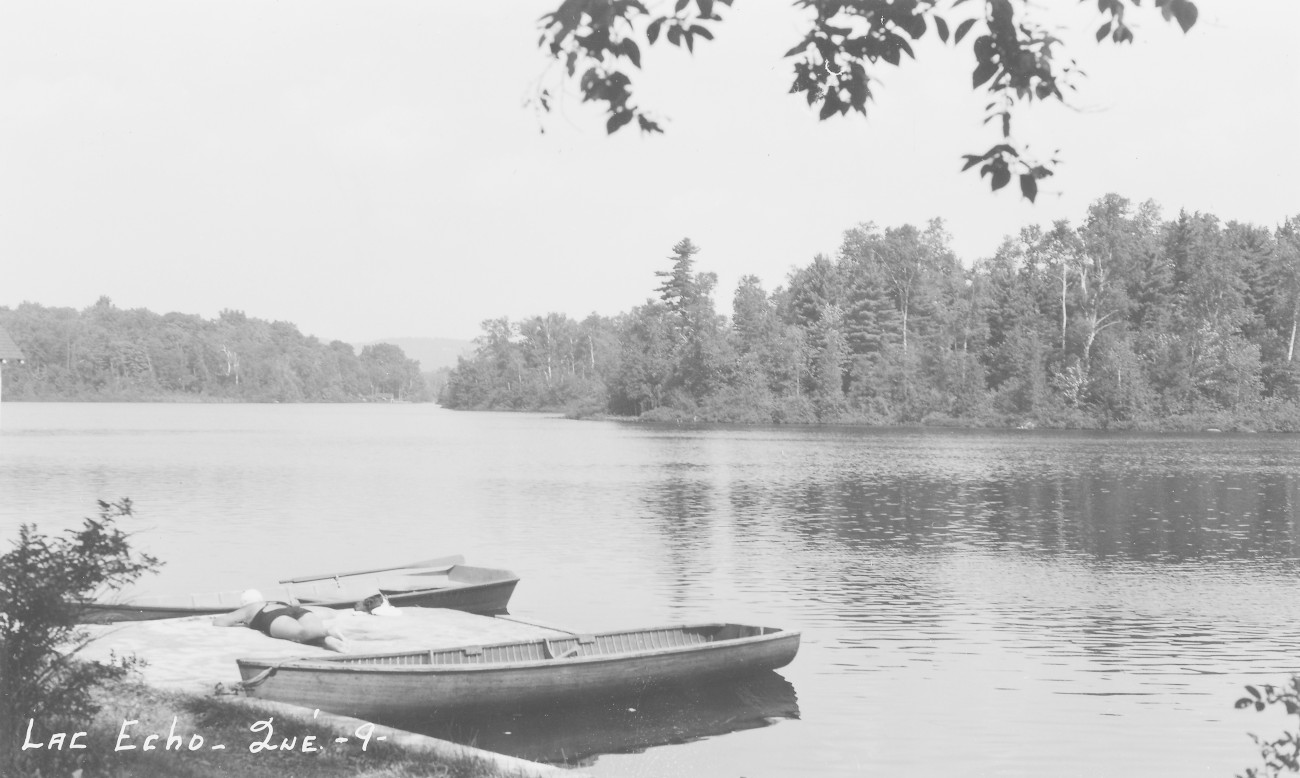 Une dame se faisant bronzer sur un quai du Lac Écho vers 1940 - Collection Guy Thibault - © Ludger Charpentier