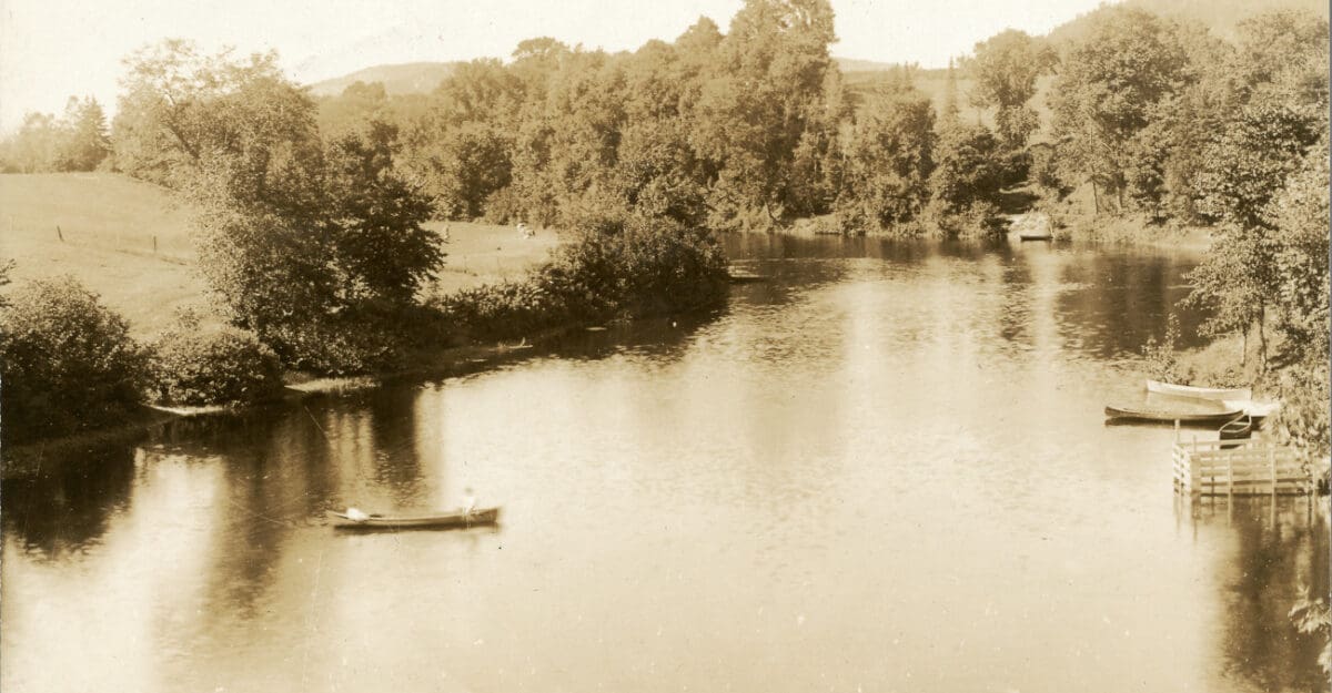 En canot sur la rivière du Nord vers 1932 - Collection Guy Thibault - © Ludger Charpentier