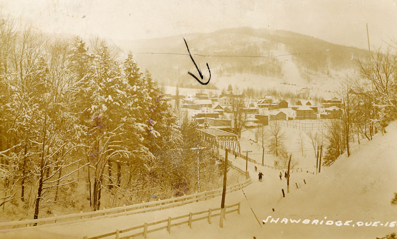 Pont Shaw en hiver, alors que les skieurs se rendent vers le Vieux-Prévost - Collection Guy Thibault - © Ludger Charpentier