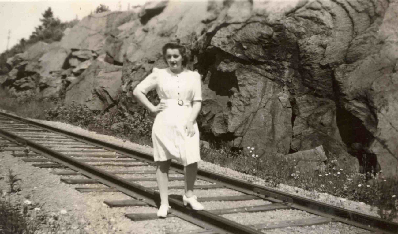 Hélène Brosseau sur la voie ferrée du CN derrière la maison d'Isaîe Brosseau en juillet 1944 - Collection Famille Brosseau