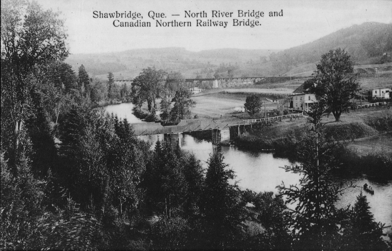 Pont Shaw en bois et en arrière-plan, pont du Canadien National, avant 1923 - Collection Benoit Guérin