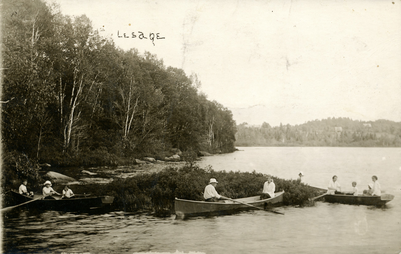 Des touristes en chaloupe au Lac Écho vers 1940 - Collection Guy Thibault