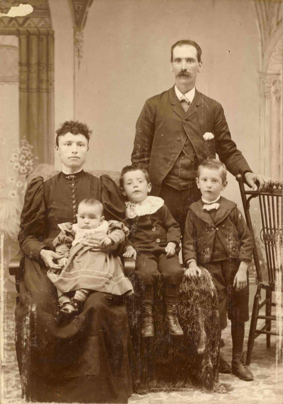 Donalda et Ferdinand Brosseau ainsi que leur trois enfants Isaïe, Polydor et Willie avant 1900 - Collection Famille Brosseau