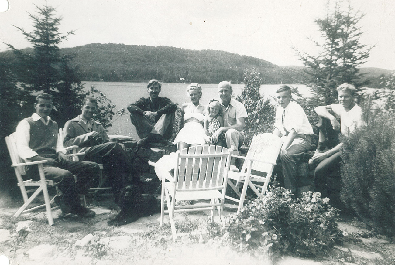 Groupe d'invités de l'Hôtel Rainville devant le lac Écho - Collection Jeannette Soetermans