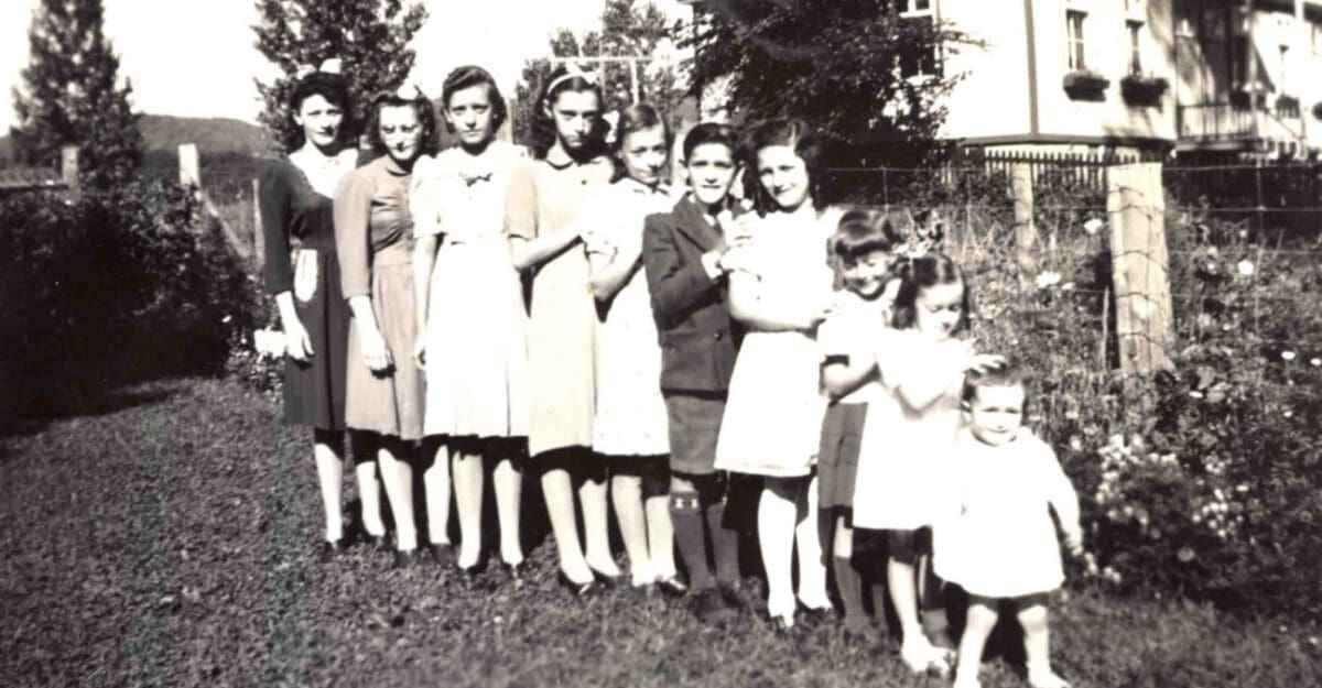 Les 10 enfants d'Isaïe et de Délicia Brosseau : Aline, Hélène, Marguerite, Annette, Lucille, Eugène, Denise, Isabelle, Réjeanne et Gisèle en 1940 - Collection Famille Brosseau