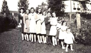 Les 10 enfants d'Isaïe et de Délicia Brosseau : Aline, Hélène, Marguerite, Annette, Lucille, Eugène, Denise, Isabelle, Réjeanne et Gisèle en 1940 - Collection Famille Brosseau