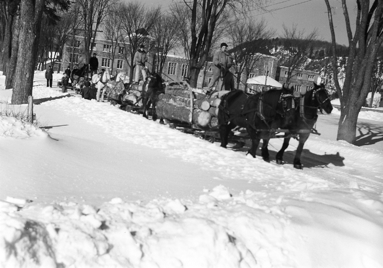 Transport du bois devant le Boy's Farm vers 1940