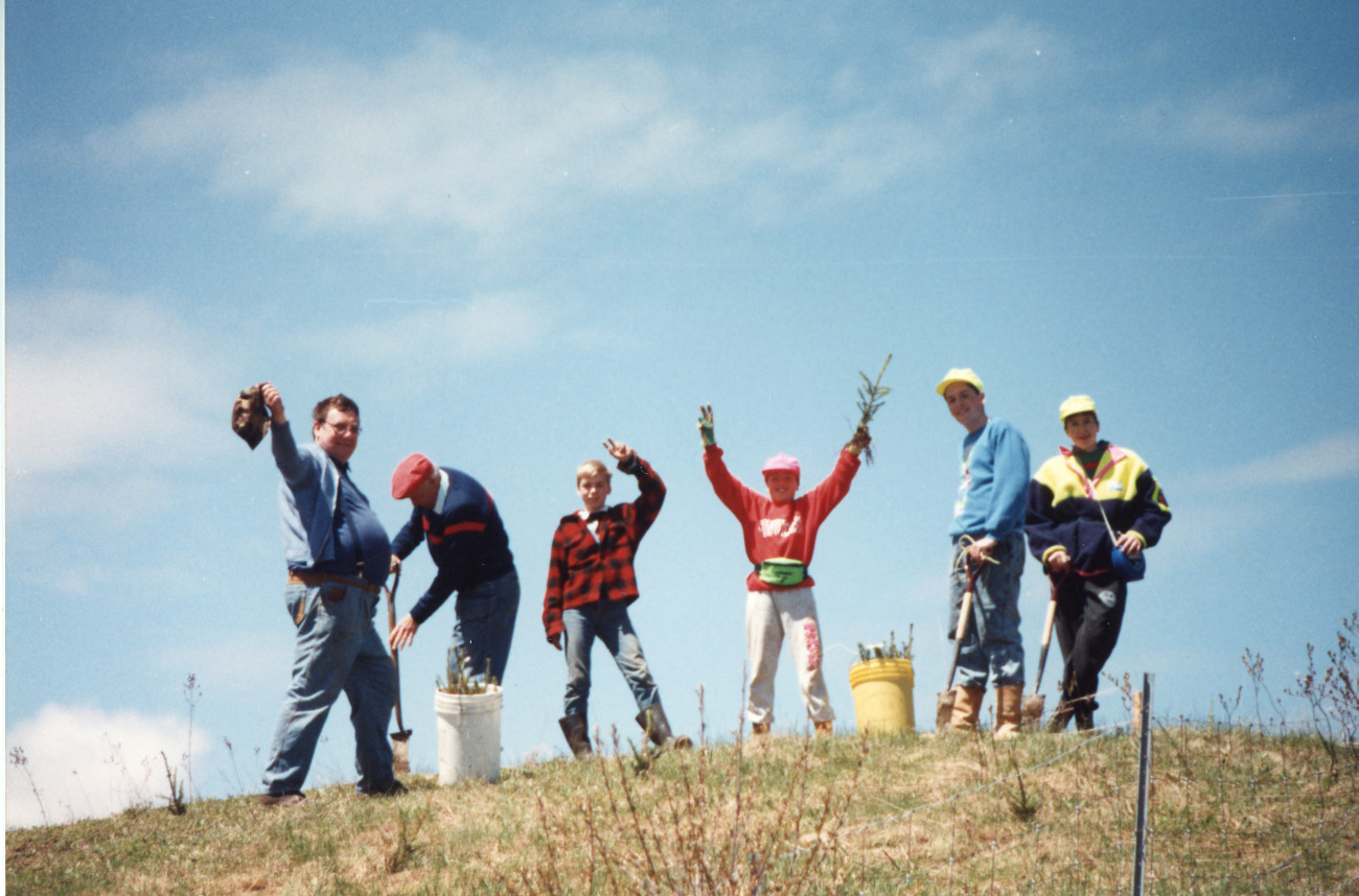 Première plantation d'arbres pour les Scouts de Shawbridge en 1991 - Collection Ville de Prévost