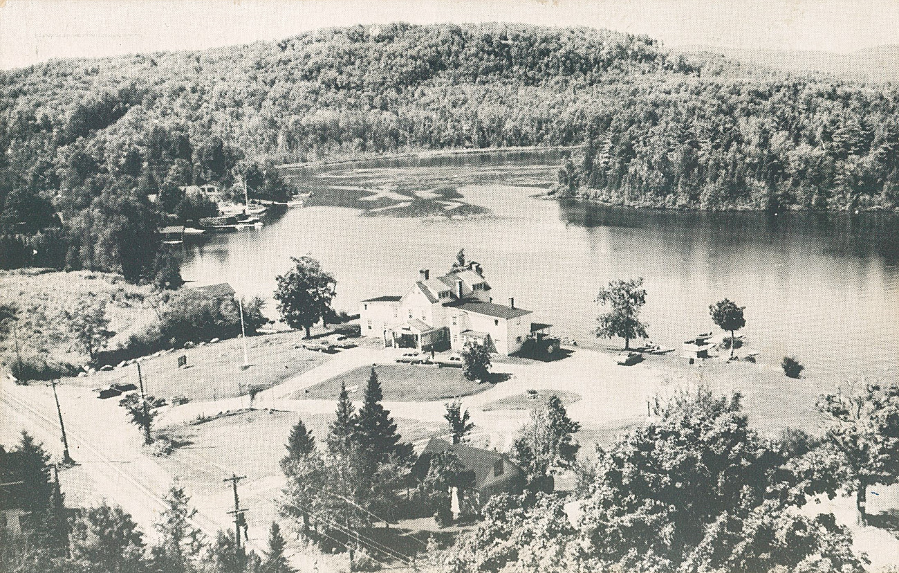 Vue aérienne de l'Hôtel Rainville et des alentours - Collection Jeannette Soetermans