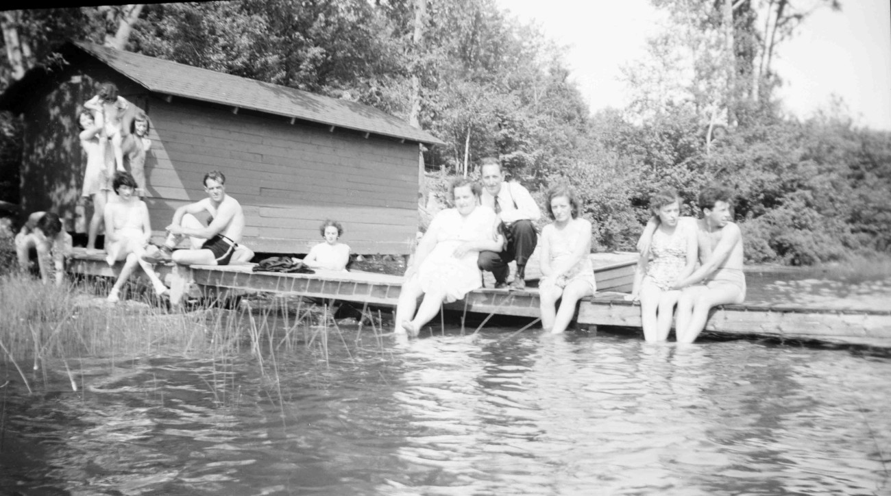 Famille Brosseau en baignade au Lac Écho avec des amis. On y voit Réjeanne Brosseau dans le trio à gauche, Aline et Rolland Raymond, Yolande, Isaïe et Délicia, Marie-Marguerite et Lucille et son copain- Collection Famille Brosseau