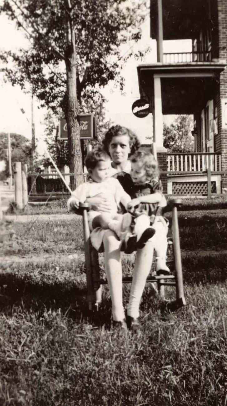 Marie-Marguerite gardant deux enfants tout près du magasin Venne en 1944 - Collection Famille Brosseau